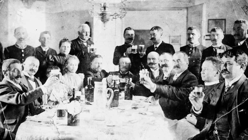 Happy people drinking beer 1800